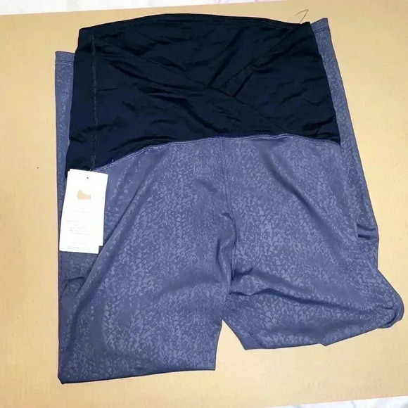 Ingrid & Isabel Women's Leggings maternity Crossover panel Dark Gray size L - Picture 7 of 8